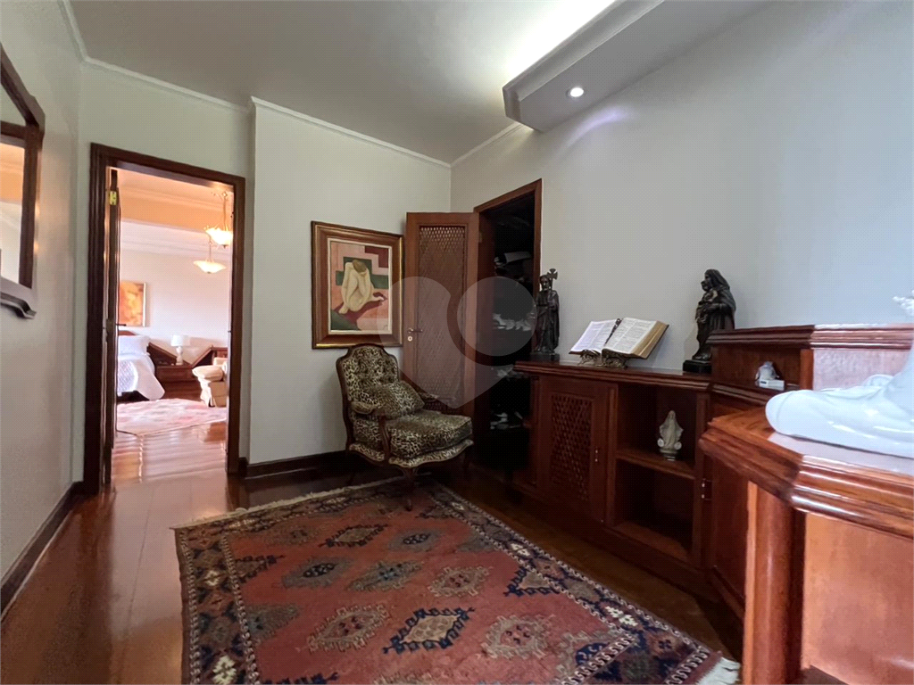 Luxuoso apartamento, raridade! 4 suítes máster, amplo living com lareira e bar, sala de jantar, apartamento todo avarandado, 5 vagas em Santana! Altíssimo padrão.