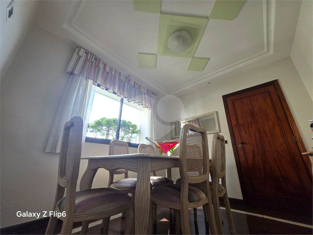 Luxuoso apartamento, raridade! 4 suítes máster, amplo living com lareira e bar, sala de jantar, apartamento todo avarandado, 5 vagas em Santana! Altíssimo padrão.