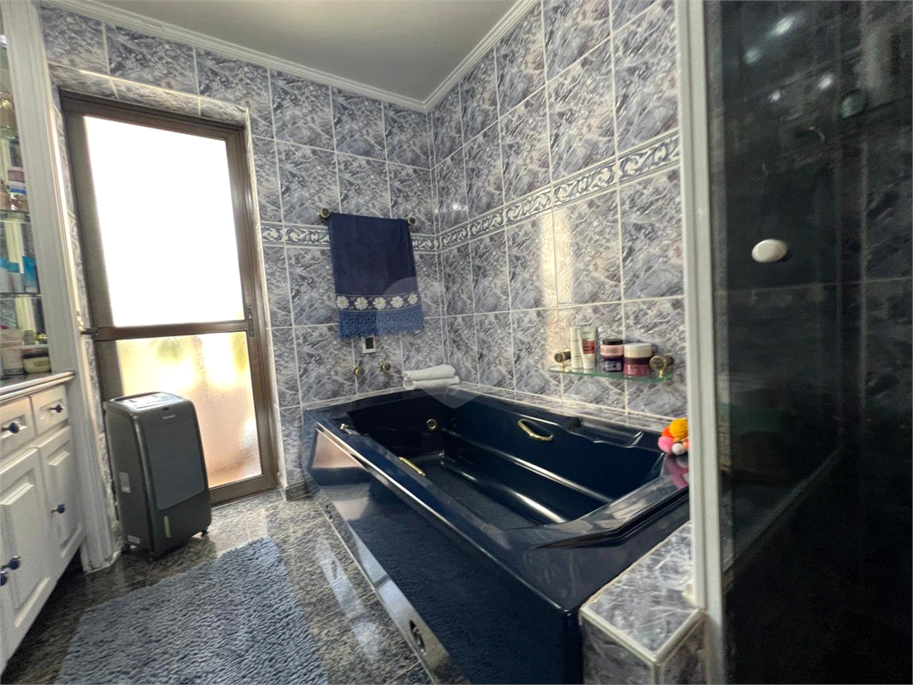 Luxuoso apartamento, raridade! 4 suítes máster, amplo living com lareira e bar, sala de jantar, apartamento todo avarandado, 5 vagas em Santana! Altíssimo padrão.