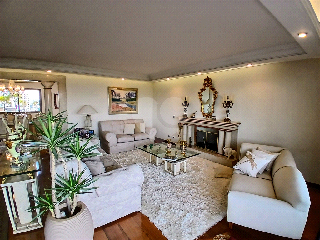 Luxuoso apartamento, raridade! 4 suítes máster, amplo living com lareira e bar, sala de jantar, apartamento todo avarandado, 5 vagas em Santana! Altíssimo padrão.