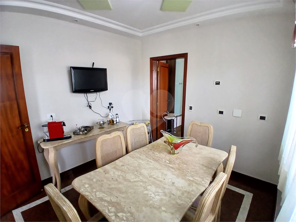 Luxuoso apartamento, raridade! 4 suítes máster, amplo living com lareira e bar, sala de jantar, apartamento todo avarandado, 5 vagas em Santana! Altíssimo padrão.