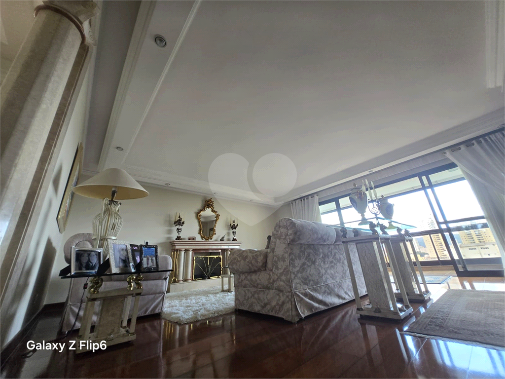 Luxuoso apartamento, raridade! 4 suítes máster, amplo living com lareira e bar, sala de jantar, apartamento todo avarandado, 5 vagas em Santana! Altíssimo padrão.
