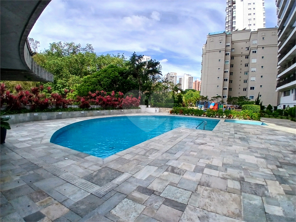 Luxuoso apartamento, raridade! 4 suítes máster, amplo living com lareira e bar, sala de jantar, apartamento todo avarandado, 5 vagas em Santana! Altíssimo padrão.