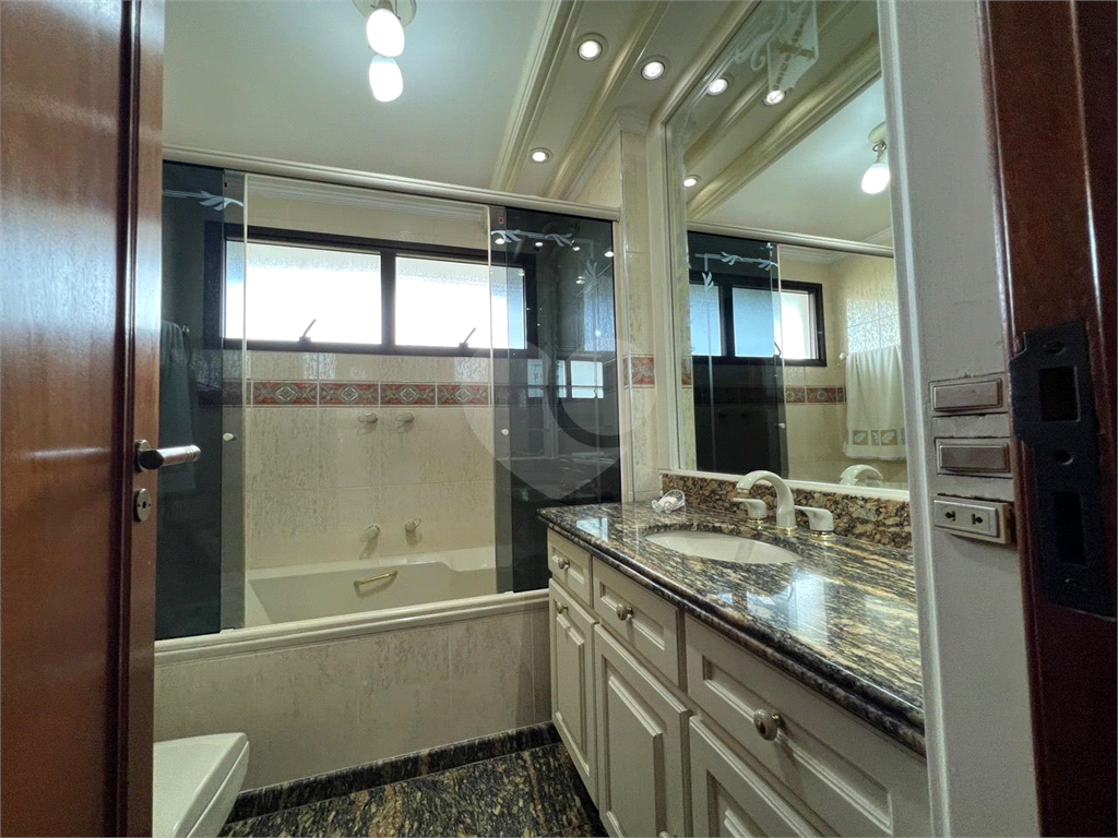 Luxuoso apartamento, raridade! 4 suítes máster, amplo living com lareira e bar, sala de jantar, apartamento todo avarandado, 5 vagas em Santana! Altíssimo padrão.