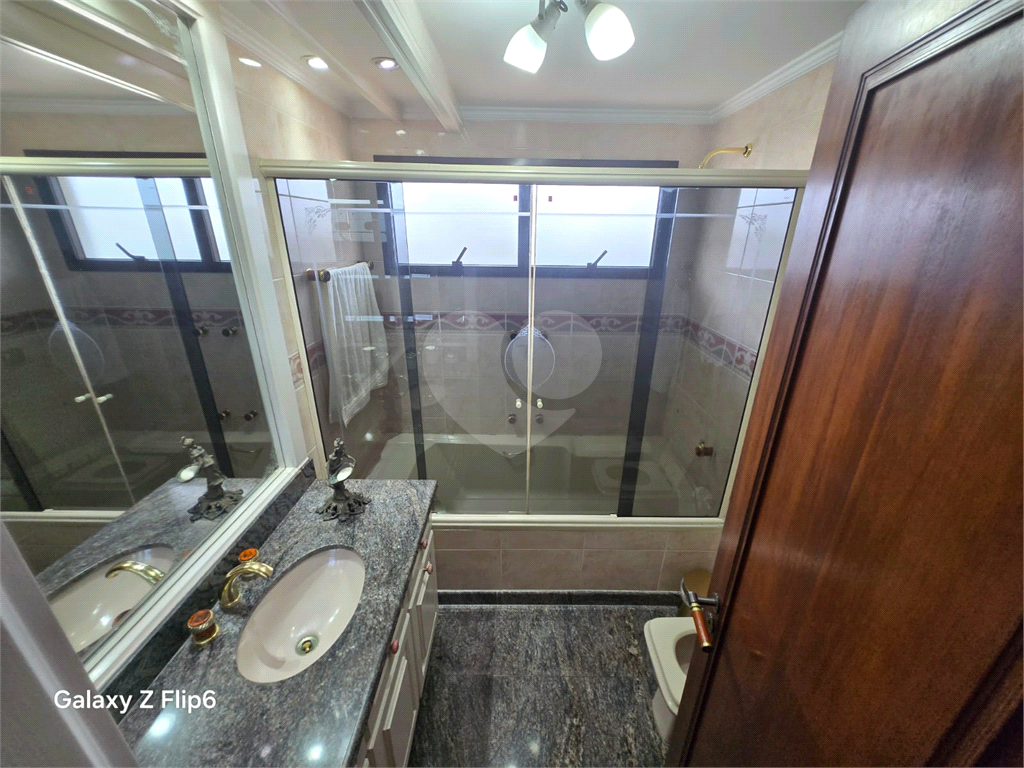 Luxuoso apartamento, raridade! 4 suítes máster, amplo living com lareira e bar, sala de jantar, apartamento todo avarandado, 5 vagas em Santana! Altíssimo padrão.