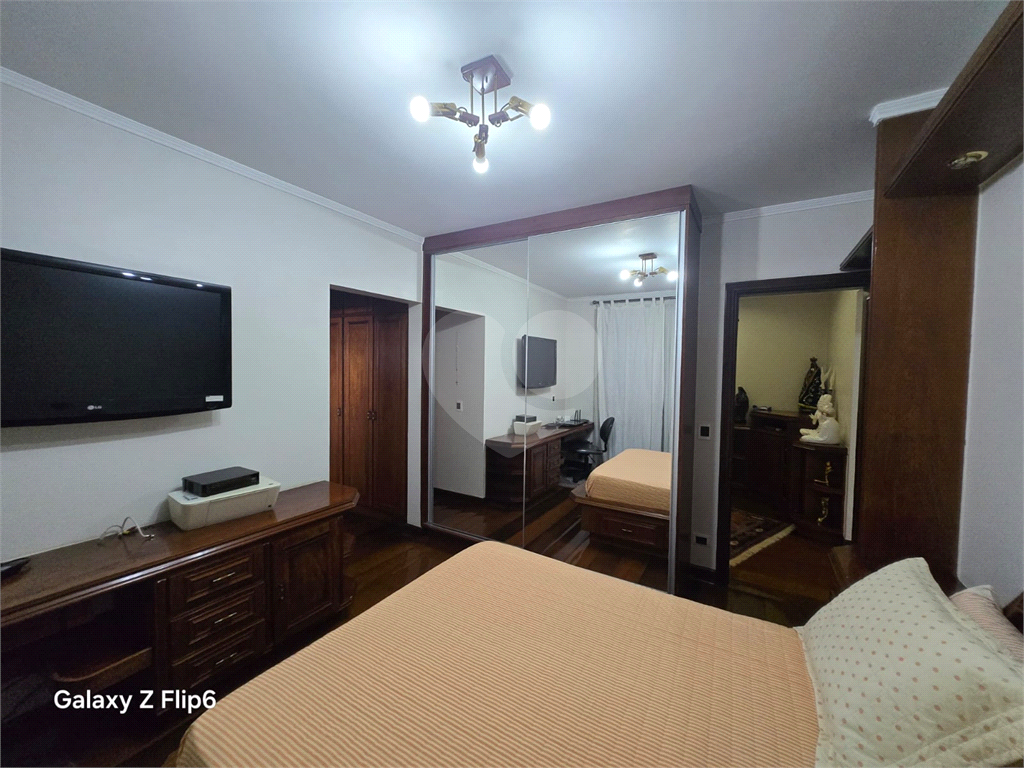 Luxuoso apartamento, raridade! 4 suítes máster, amplo living com lareira e bar, sala de jantar, apartamento todo avarandado, 5 vagas em Santana! Altíssimo padrão.