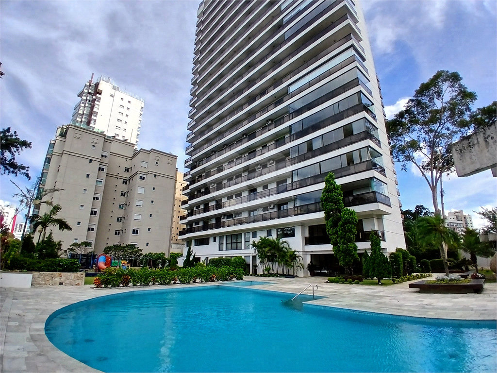 Luxuoso apartamento, raridade! 4 suítes máster, amplo living com lareira e bar, sala de jantar, apartamento todo avarandado, 5 vagas em Santana! Altíssimo padrão.
