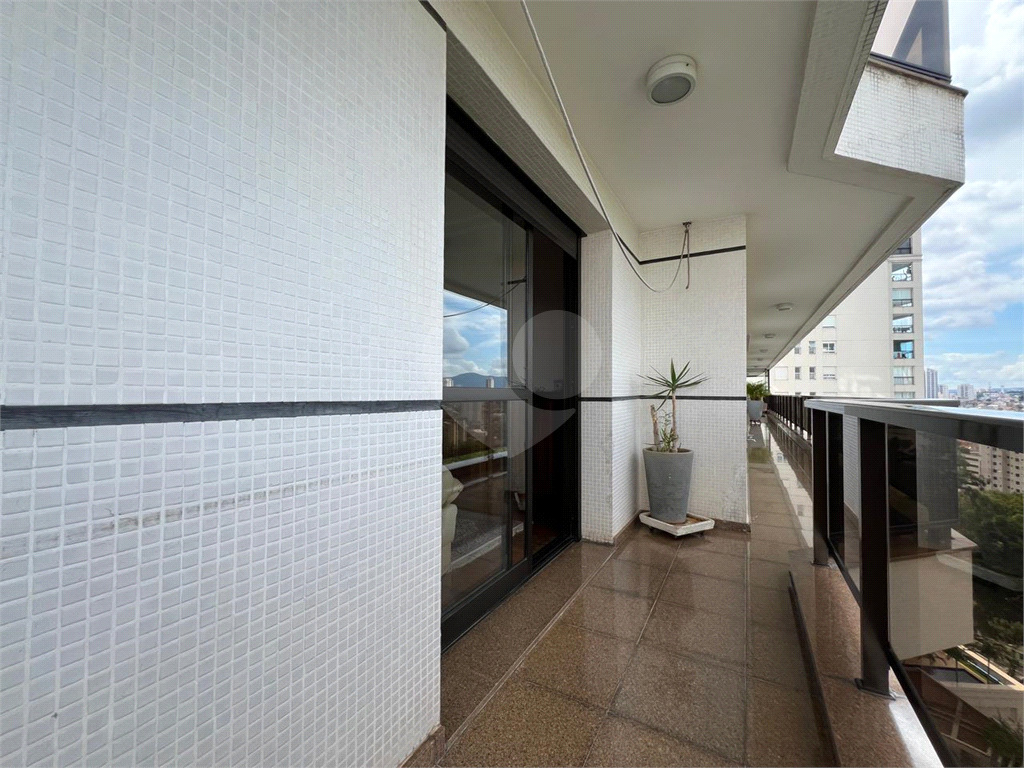 Luxuoso apartamento, raridade! 4 suítes máster, amplo living com lareira e bar, sala de jantar, apartamento todo avarandado, 5 vagas em Santana! Altíssimo padrão.