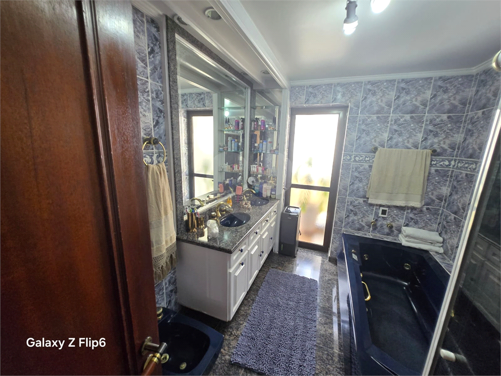 Luxuoso apartamento, raridade! 4 suítes máster, amplo living com lareira e bar, sala de jantar, apartamento todo avarandado, 5 vagas em Santana! Altíssimo padrão.