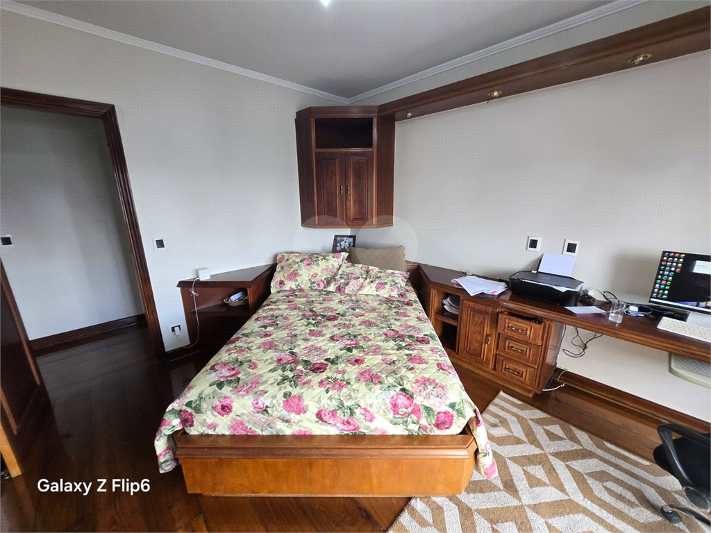 Luxuoso apartamento, raridade! 4 suítes máster, amplo living com lareira e bar, sala de jantar, apartamento todo avarandado, 5 vagas em Santana! Altíssimo padrão.