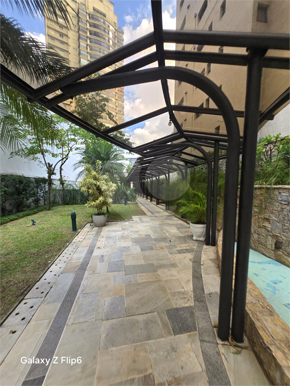 Luxuoso apartamento, raridade! 4 suítes máster, amplo living com lareira e bar, sala de jantar, apartamento todo avarandado, 5 vagas em Santana! Altíssimo padrão.