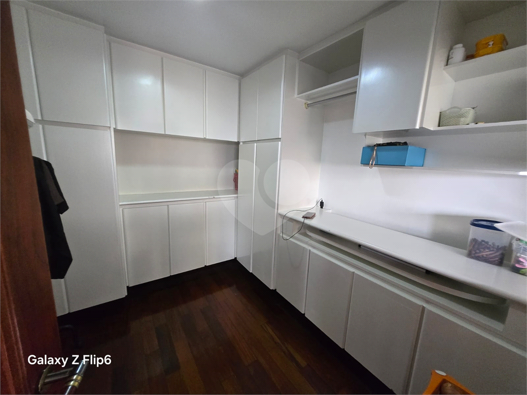 Luxuoso apartamento, raridade! 4 suítes máster, amplo living com lareira e bar, sala de jantar, apartamento todo avarandado, 5 vagas em Santana! Altíssimo padrão.
