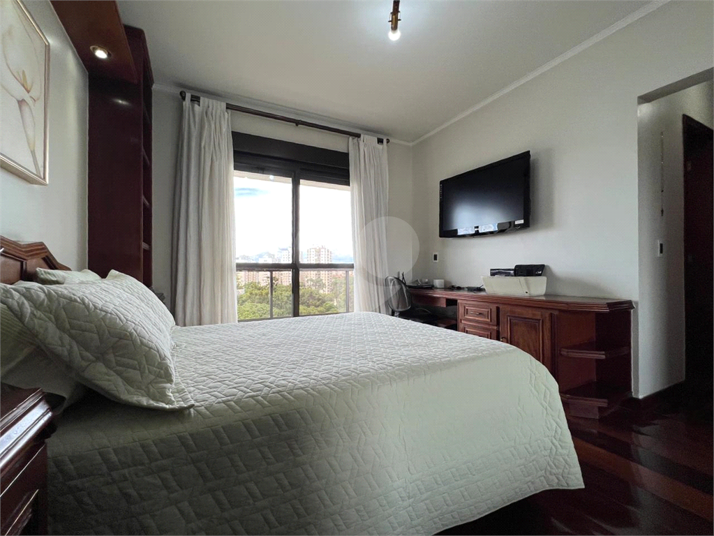 Luxuoso apartamento, raridade! 4 suítes máster, amplo living com lareira e bar, sala de jantar, apartamento todo avarandado, 5 vagas em Santana! Altíssimo padrão.