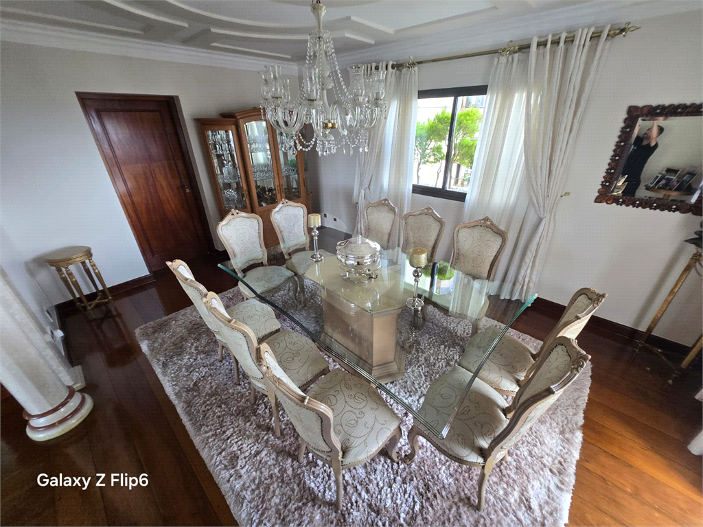 Luxuoso apartamento, raridade! 4 suítes máster, amplo living com lareira e bar, sala de jantar, apartamento todo avarandado, 5 vagas em Santana! Altíssimo padrão.