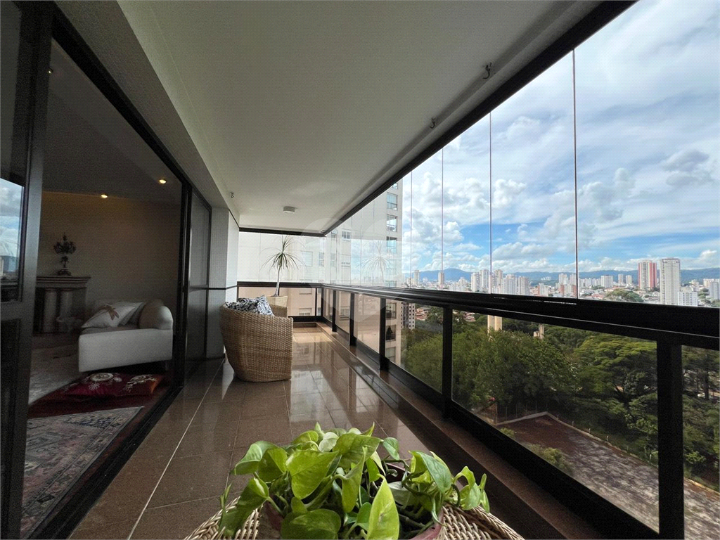 Luxuoso apartamento, raridade! 4 suítes máster, amplo living com lareira e bar, sala de jantar, apartamento todo avarandado, 5 vagas em Santana! Altíssimo padrão.