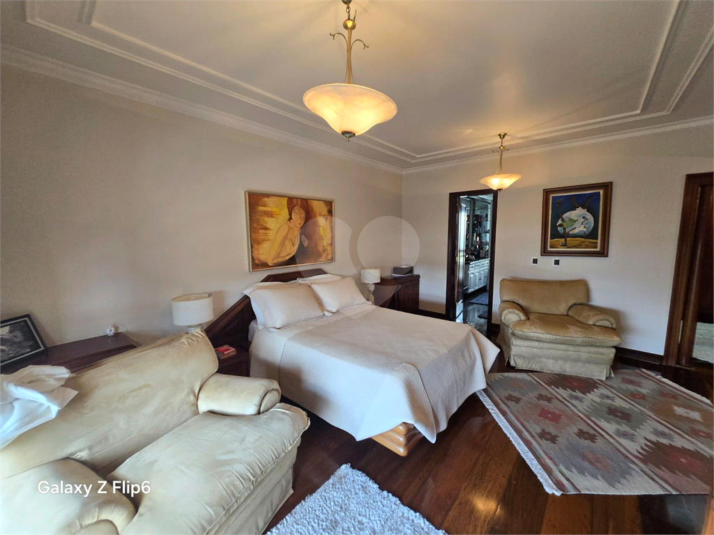 Luxuoso apartamento, raridade! 4 suítes máster, amplo living com lareira e bar, sala de jantar, apartamento todo avarandado, 5 vagas em Santana! Altíssimo padrão.