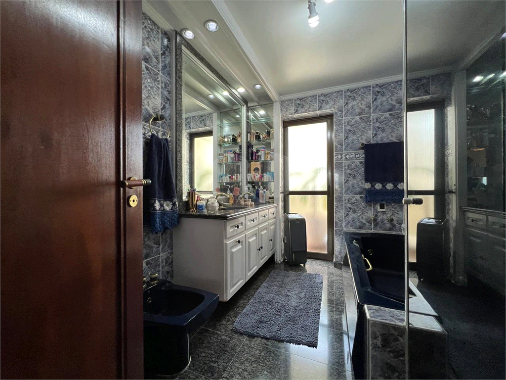 Luxuoso apartamento, raridade! 4 suítes máster, amplo living com lareira e bar, sala de jantar, apartamento todo avarandado, 5 vagas em Santana! Altíssimo padrão.