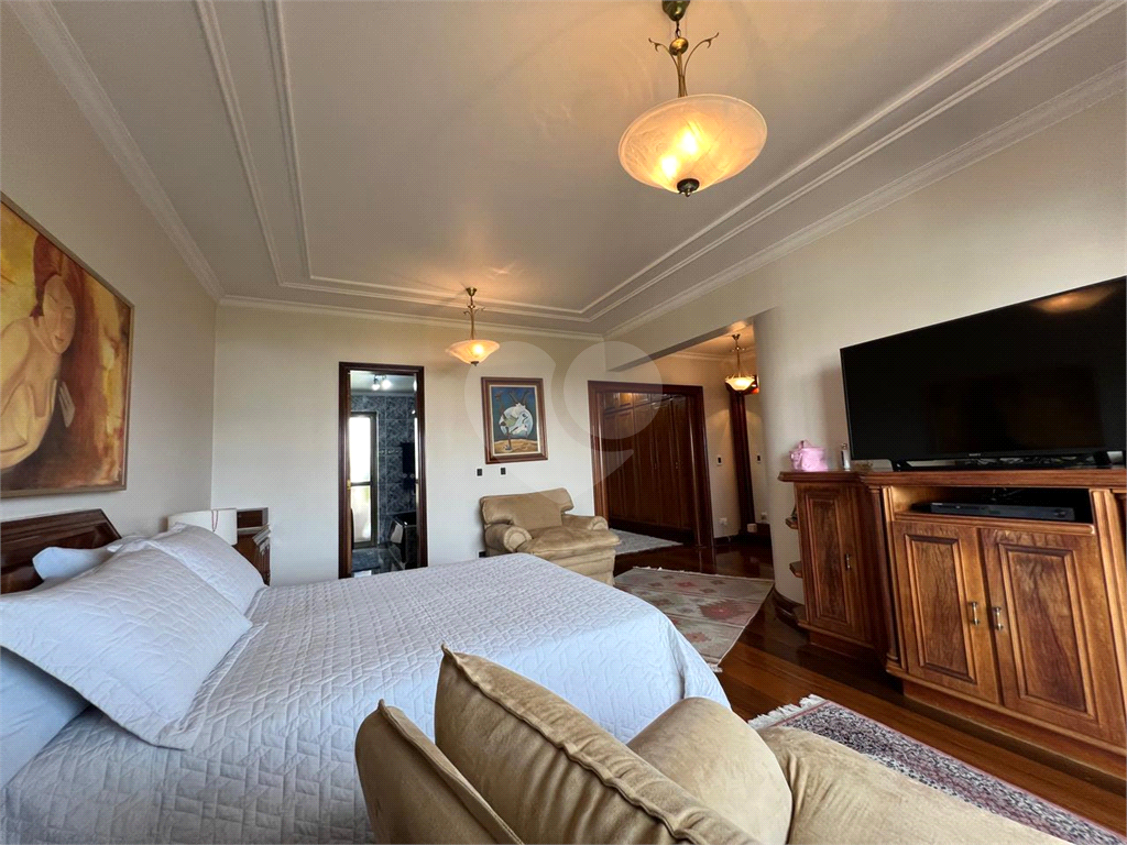 Luxuoso apartamento, raridade! 4 suítes máster, amplo living com lareira e bar, sala de jantar, apartamento todo avarandado, 5 vagas em Santana! Altíssimo padrão.