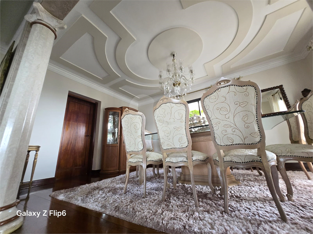 Luxuoso apartamento, raridade! 4 suítes máster, amplo living com lareira e bar, sala de jantar, apartamento todo avarandado, 5 vagas em Santana! Altíssimo padrão.
