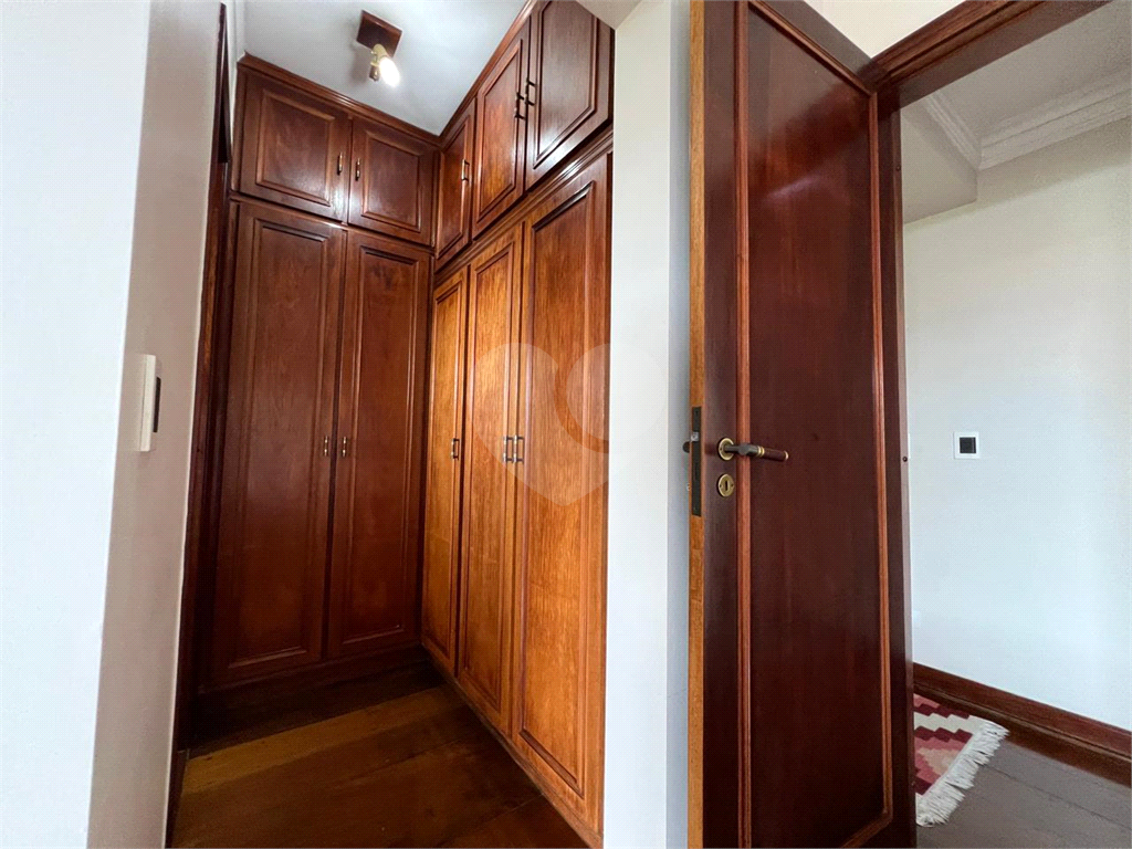 Luxuoso apartamento, raridade! 4 suítes máster, amplo living com lareira e bar, sala de jantar, apartamento todo avarandado, 5 vagas em Santana! Altíssimo padrão.