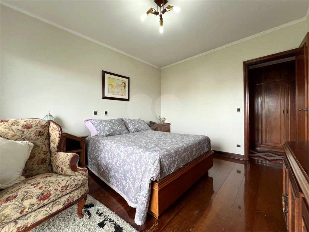 Luxuoso apartamento, raridade! 4 suítes máster, amplo living com lareira e bar, sala de jantar, apartamento todo avarandado, 5 vagas em Santana! Altíssimo padrão.