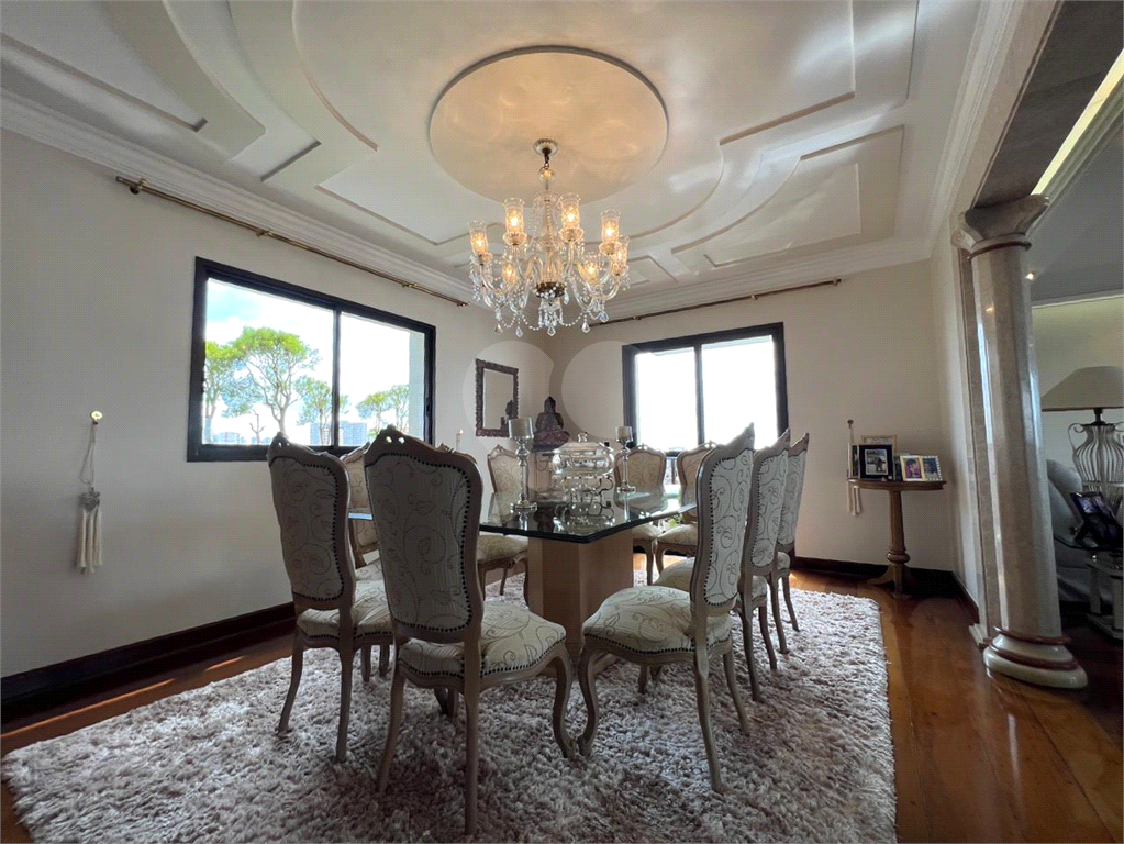 Luxuoso apartamento, raridade! 4 suítes máster, amplo living com lareira e bar, sala de jantar, apartamento todo avarandado, 5 vagas em Santana! Altíssimo padrão.