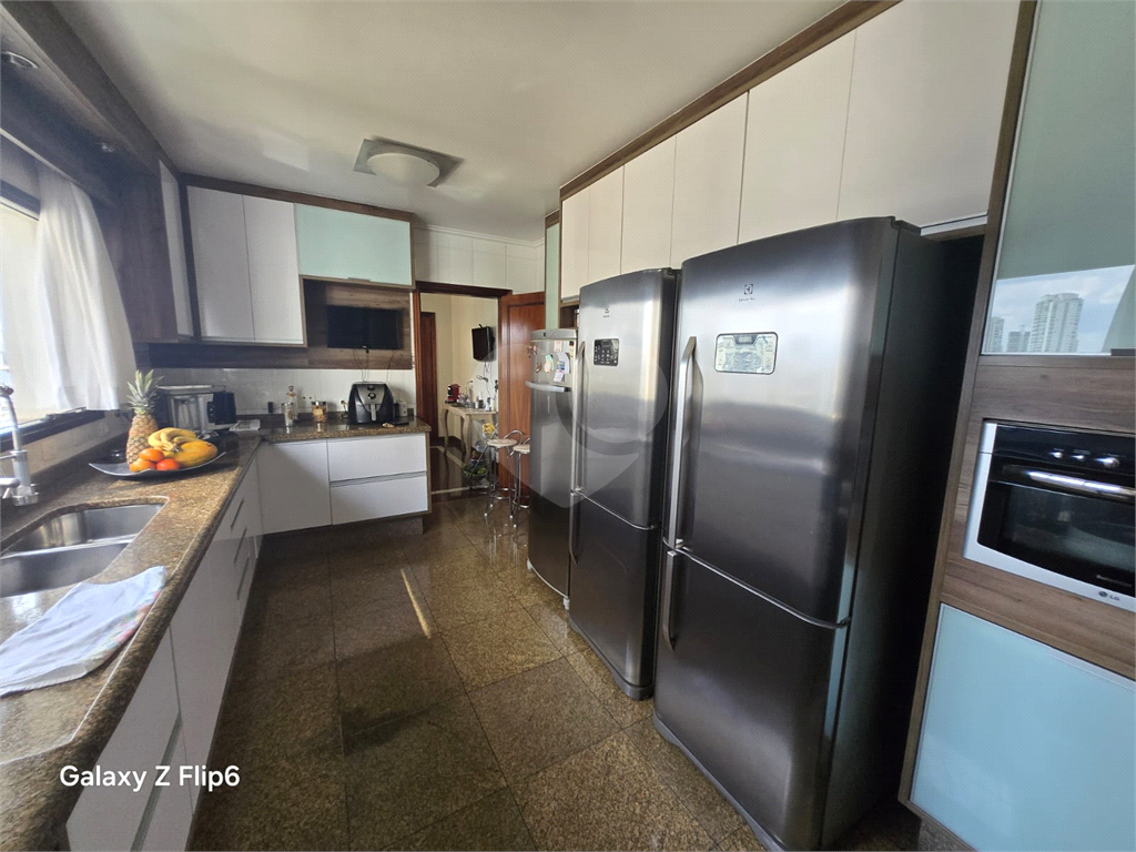Luxuoso apartamento, raridade! 4 suítes máster, amplo living com lareira e bar, sala de jantar, apartamento todo avarandado, 5 vagas em Santana! Altíssimo padrão.