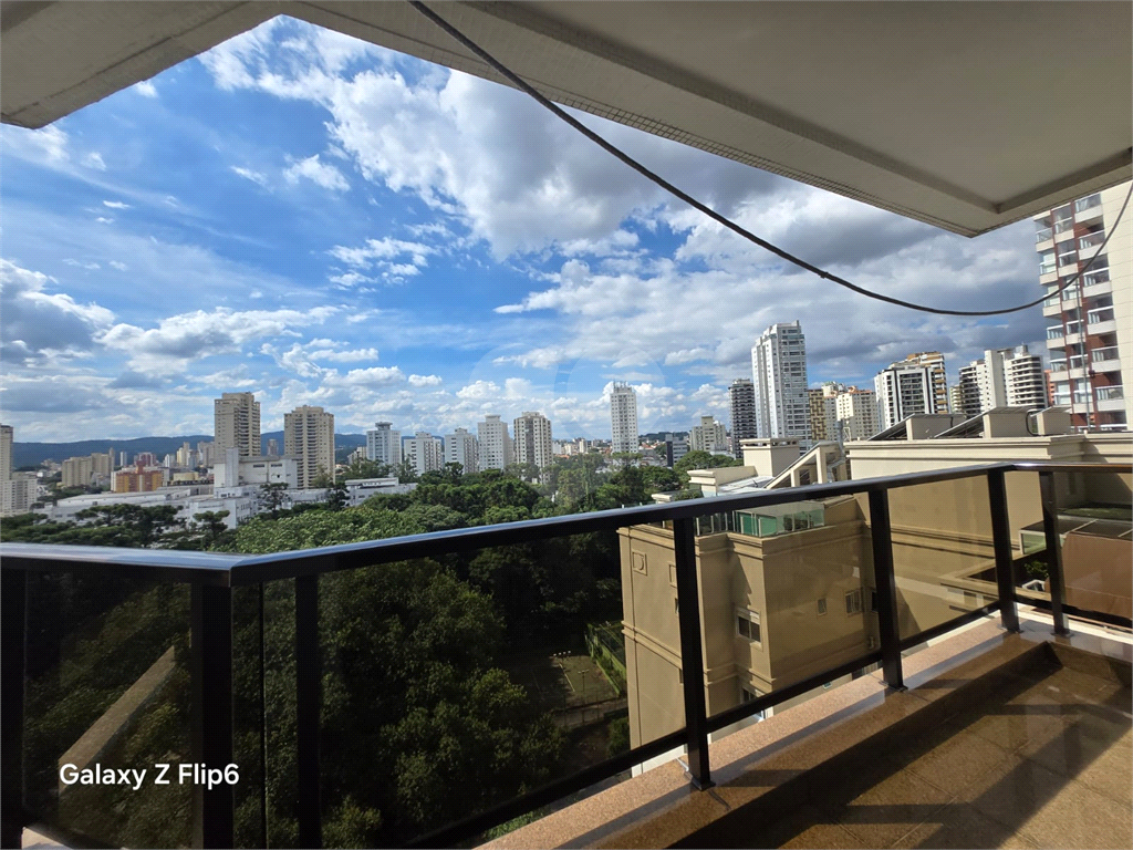 Luxuoso apartamento, raridade! 4 suítes máster, amplo living com lareira e bar, sala de jantar, apartamento todo avarandado, 5 vagas em Santana! Altíssimo padrão.