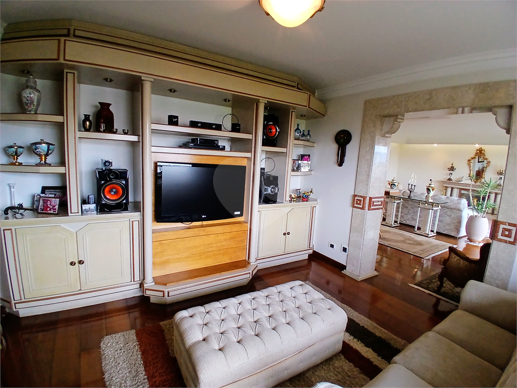 Luxuoso apartamento, raridade! 4 suítes máster, amplo living com lareira e bar, sala de jantar, apartamento todo avarandado, 5 vagas em Santana! Altíssimo padrão.