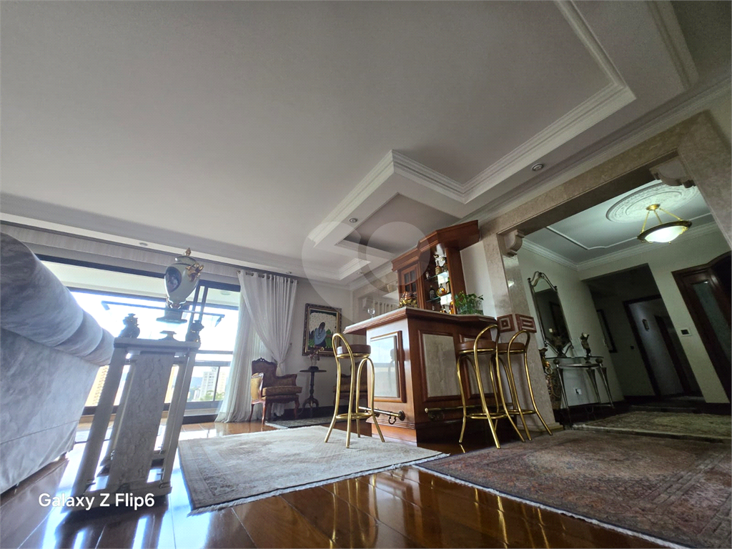 Luxuoso apartamento, raridade! 4 suítes máster, amplo living com lareira e bar, sala de jantar, apartamento todo avarandado, 5 vagas em Santana! Altíssimo padrão.