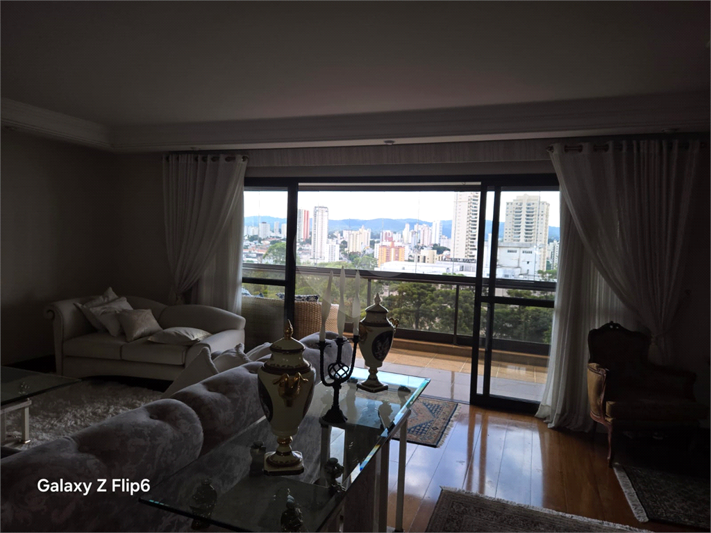 Luxuoso apartamento, raridade! 4 suítes máster, amplo living com lareira e bar, sala de jantar, apartamento todo avarandado, 5 vagas em Santana! Altíssimo padrão.