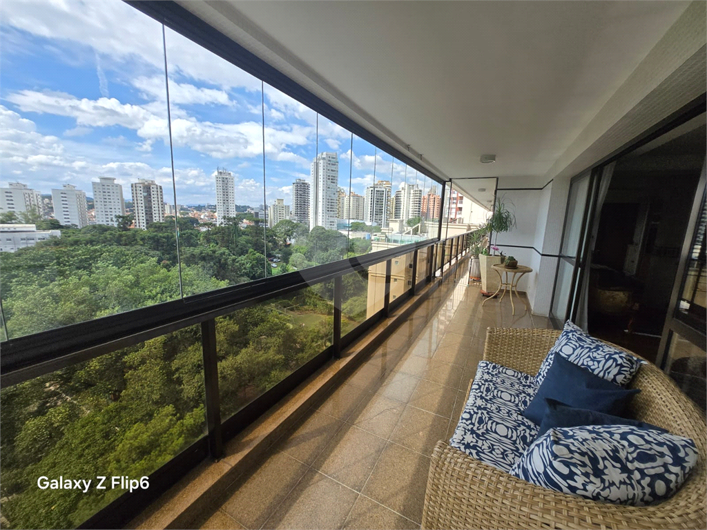Luxuoso apartamento, raridade! 4 suítes máster, amplo living com lareira e bar, sala de jantar, apartamento todo avarandado, 5 vagas em Santana! Altíssimo padrão.