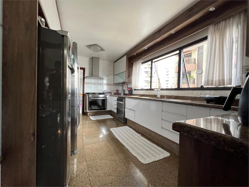 Luxuoso apartamento, raridade! 4 suítes máster, amplo living com lareira e bar, sala de jantar, apartamento todo avarandado, 5 vagas em Santana! Altíssimo padrão.