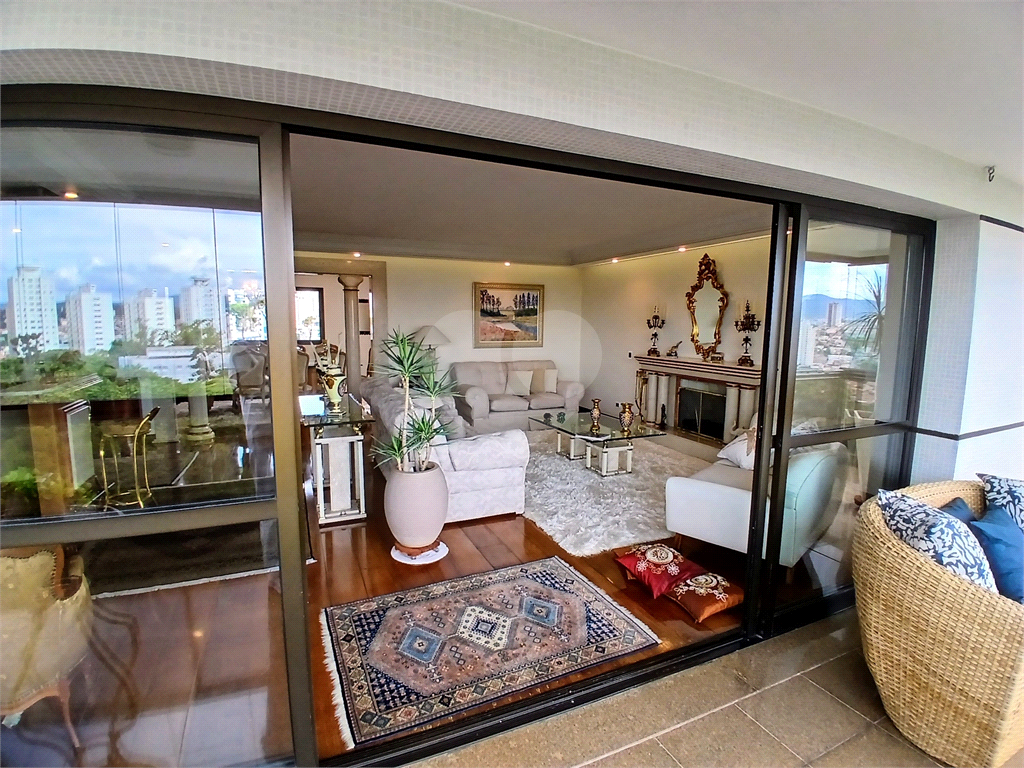 Luxuoso apartamento, raridade! 4 suítes máster, amplo living com lareira e bar, sala de jantar, apartamento todo avarandado, 5 vagas em Santana! Altíssimo padrão.