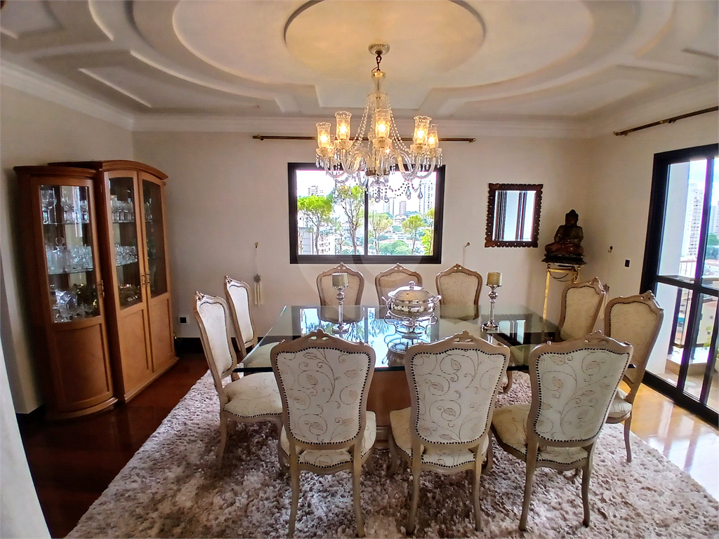 Luxuoso apartamento, raridade! 4 suítes máster, amplo living com lareira e bar, sala de jantar, apartamento todo avarandado, 5 vagas em Santana! Altíssimo padrão.