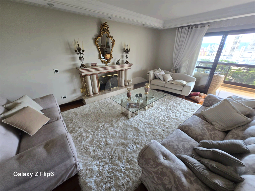 Luxuoso apartamento, raridade! 4 suítes máster, amplo living com lareira e bar, sala de jantar, apartamento todo avarandado, 5 vagas em Santana! Altíssimo padrão.