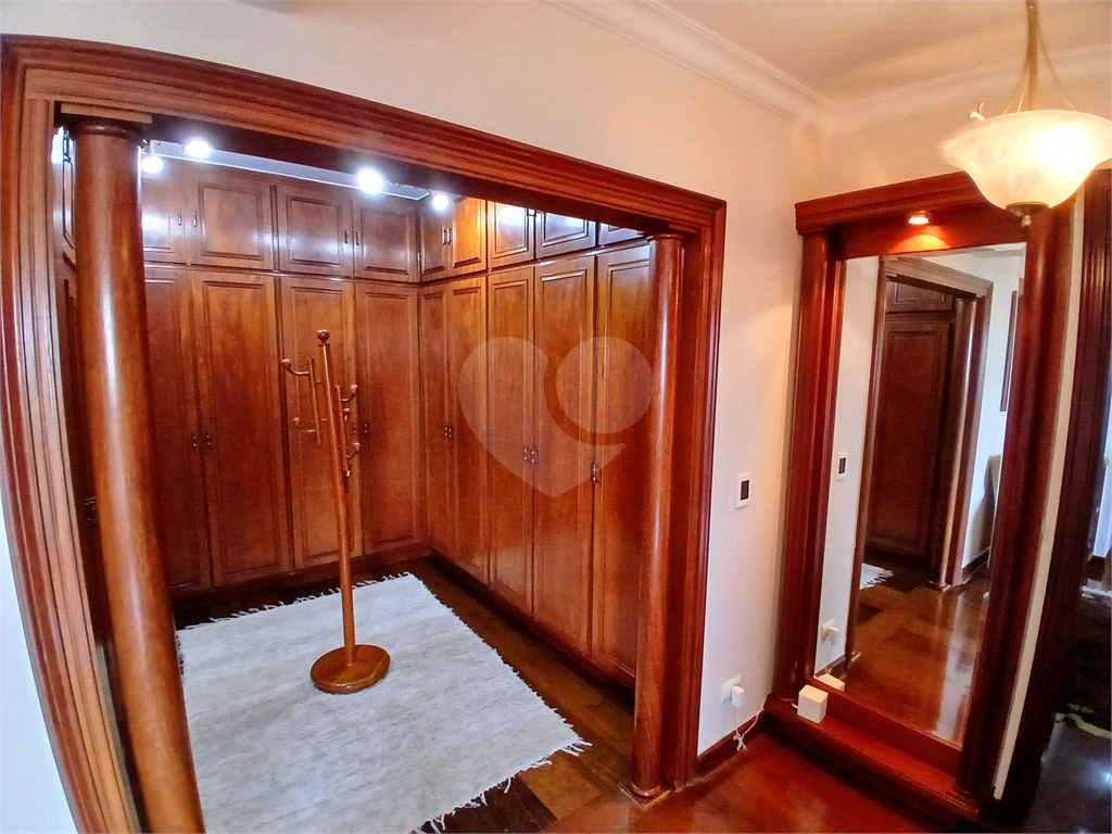 Luxuoso apartamento, raridade! 4 suítes máster, amplo living com lareira e bar, sala de jantar, apartamento todo avarandado, 5 vagas em Santana! Altíssimo padrão.