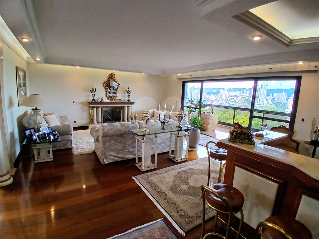 Luxuoso apartamento, raridade! 4 suítes máster, amplo living com lareira e bar, sala de jantar, apartamento todo avarandado, 5 vagas em Santana! Altíssimo padrão.