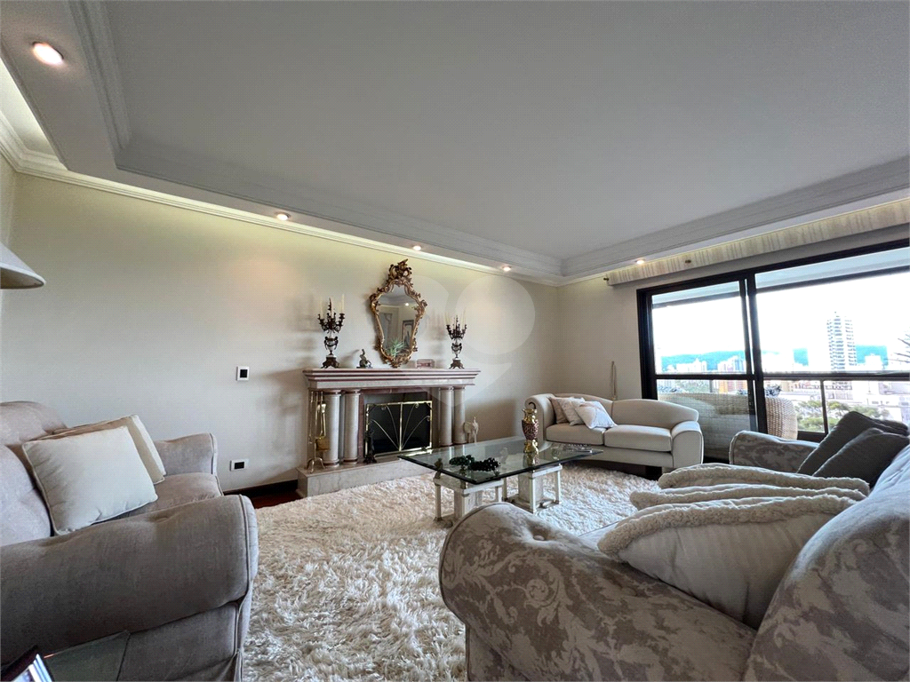 Luxuoso apartamento, raridade! 4 suítes máster, amplo living com lareira e bar, sala de jantar, apartamento todo avarandado, 5 vagas em Santana! Altíssimo padrão.