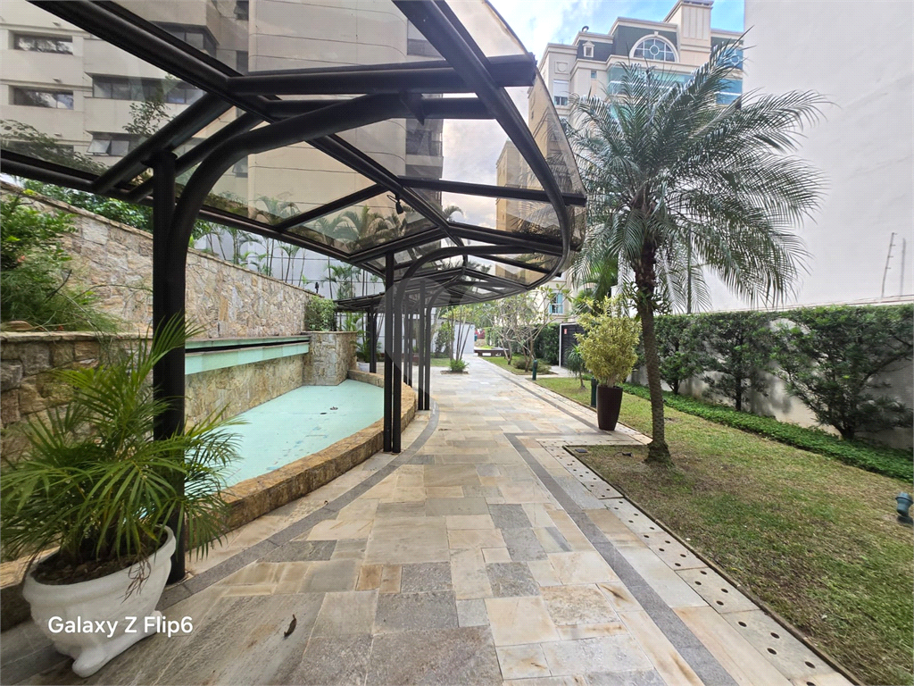 Luxuoso apartamento, raridade! 4 suítes máster, amplo living com lareira e bar, sala de jantar, apartamento todo avarandado, 5 vagas em Santana! Altíssimo padrão.