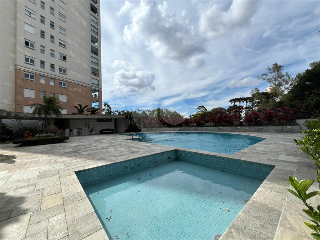 Luxuoso apartamento, raridade! 4 suítes máster, amplo living com lareira e bar, sala de jantar, apartamento todo avarandado, 5 vagas em Santana! Altíssimo padrão.