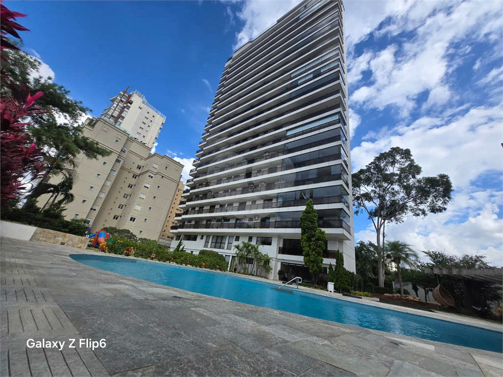 Luxuoso apartamento, raridade! 4 suítes máster, amplo living com lareira e bar, sala de jantar, apartamento todo avarandado, 5 vagas em Santana! Altíssimo padrão.