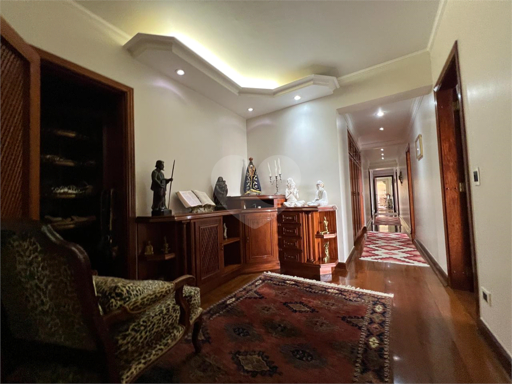 Luxuoso apartamento, raridade! 4 suítes máster, amplo living com lareira e bar, sala de jantar, apartamento todo avarandado, 5 vagas em Santana! Altíssimo padrão.