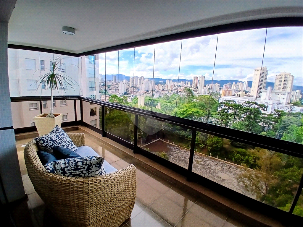 Luxuoso apartamento, raridade! 4 suítes máster, amplo living com lareira e bar, sala de jantar, apartamento todo avarandado, 5 vagas em Santana! Altíssimo padrão.
