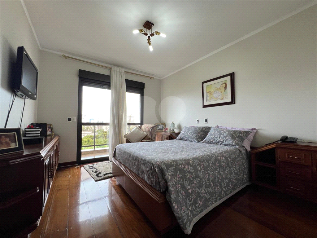 Luxuoso apartamento, raridade! 4 suítes máster, amplo living com lareira e bar, sala de jantar, apartamento todo avarandado, 5 vagas em Santana! Altíssimo padrão.