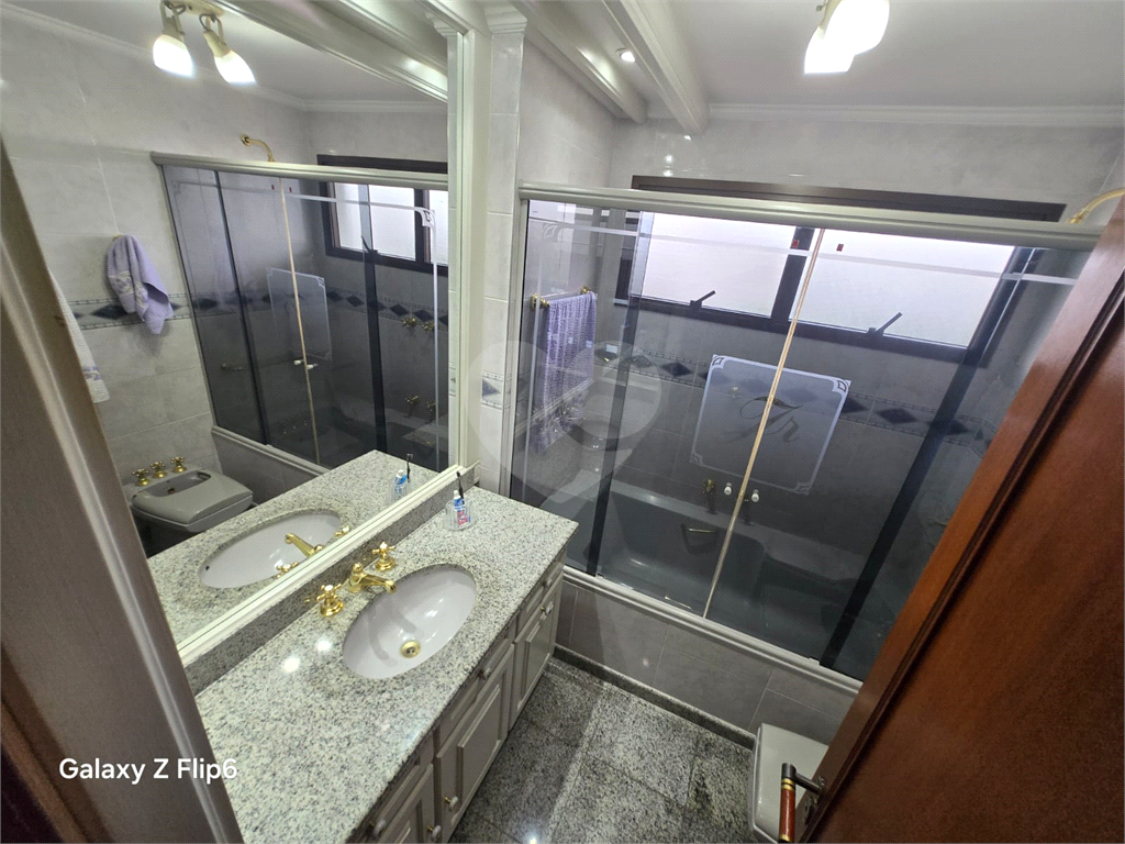Luxuoso apartamento, raridade! 4 suítes máster, amplo living com lareira e bar, sala de jantar, apartamento todo avarandado, 5 vagas em Santana! Altíssimo padrão.