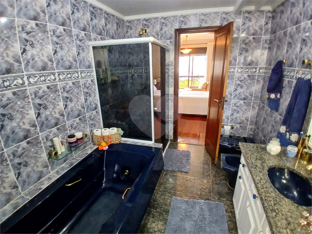 Luxuoso apartamento, raridade! 4 suítes máster, amplo living com lareira e bar, sala de jantar, apartamento todo avarandado, 5 vagas em Santana! Altíssimo padrão.