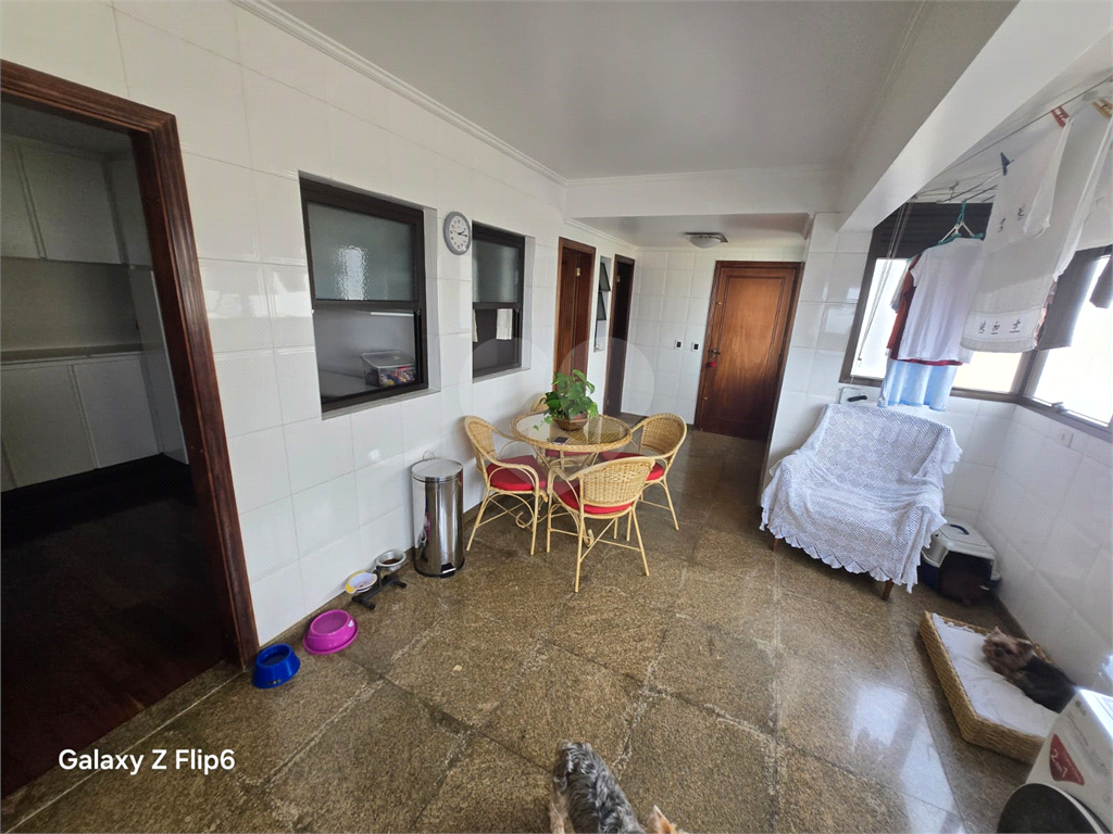 Luxuoso apartamento, raridade! 4 suítes máster, amplo living com lareira e bar, sala de jantar, apartamento todo avarandado, 5 vagas em Santana! Altíssimo padrão.