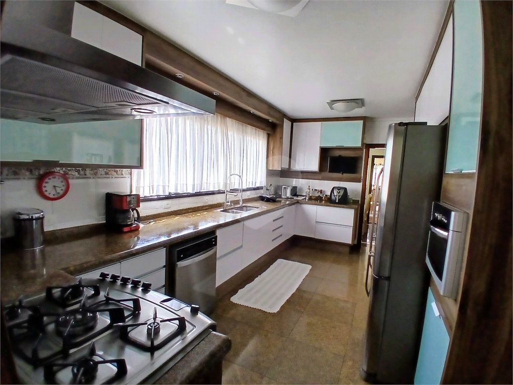 Luxuoso apartamento, raridade! 4 suítes máster, amplo living com lareira e bar, sala de jantar, apartamento todo avarandado, 5 vagas em Santana! Altíssimo padrão.