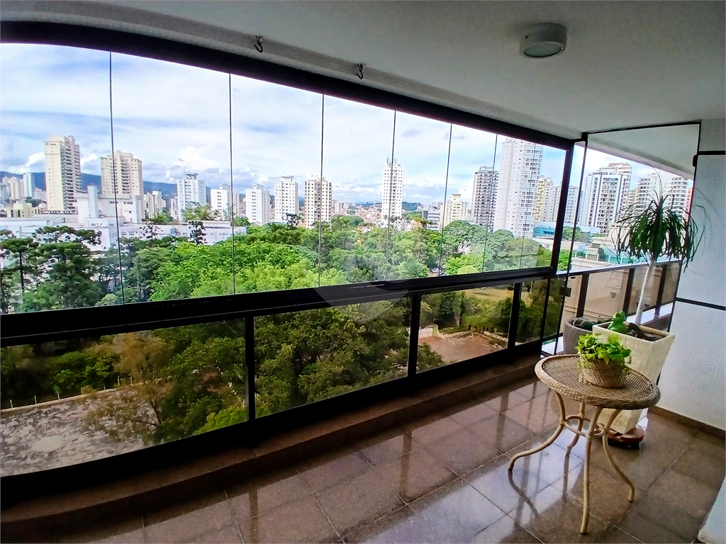 Luxuoso apartamento, raridade! 4 suítes máster, amplo living com lareira e bar, sala de jantar, apartamento todo avarandado, 5 vagas em Santana! Altíssimo padrão.